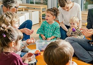 Groupe d'enfants avec leurs parents