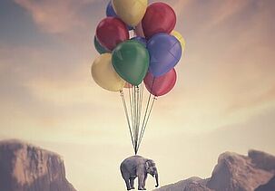 image d'un éléphant qui vole grace à des ballons