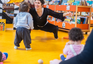 Une danseuse du Conservatoire Grand Poitiers devant un jeune enfant