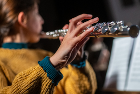 Une jeune fille joue du hautbois.