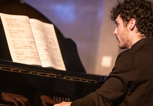 Un étudiant du Conservatoire joue du piano