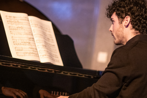 Un étudiant du Conservatoire joue du piano